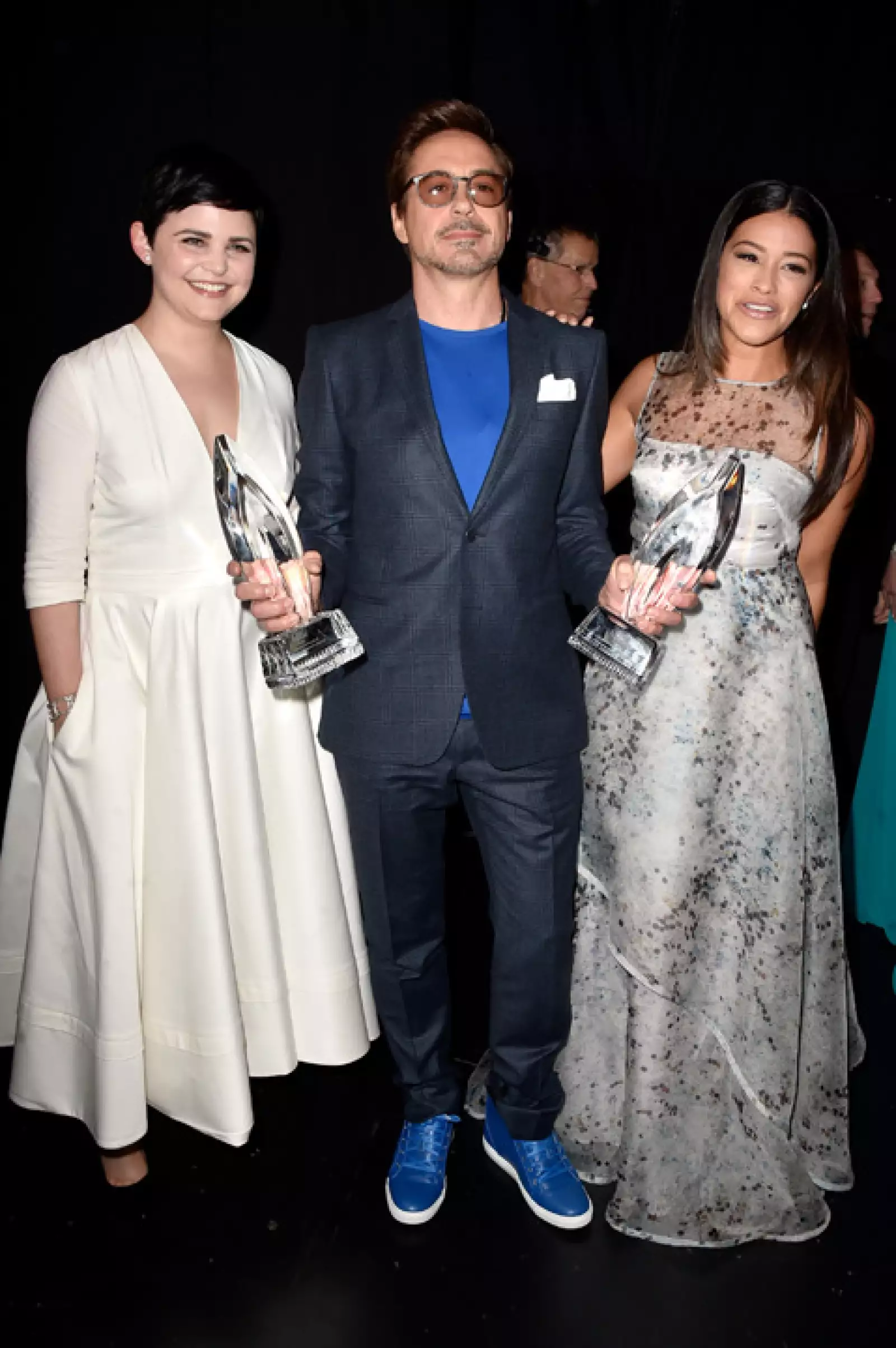 De muy buen humor, Robert posó junto a Ginnifer Goodwin y Gina Rodriguez, después de recibir su premio.