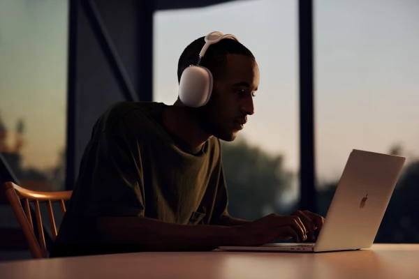 apple_airpods-max_listening-experience_12082020.jpg
