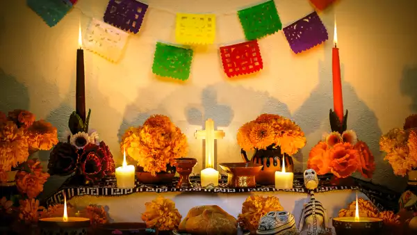 Una tradicional ofrenda de día de muertos.