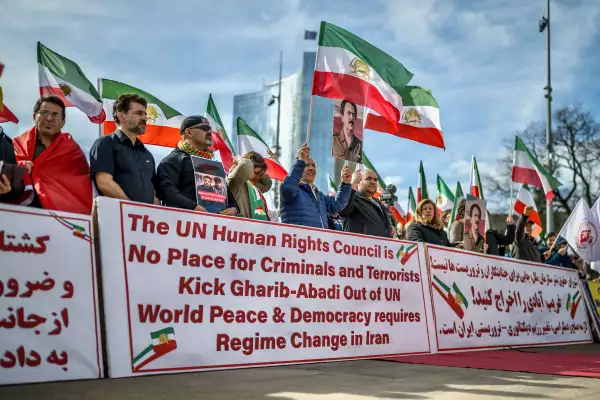 Los manifestantes sostienen retratos del político disidente iraní Massoud Rajavi durante una manifestación frente a las oficinas de las Naciones Unidas al margen de la sesión 61 del Consejo de Derechos Humanos de la ONU en Ginebra el 23 de febrero de 2026.