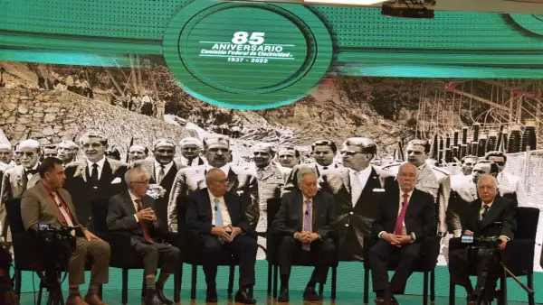 Funcionarios de CFE reunidos en el 85 aniversario de la CFE.