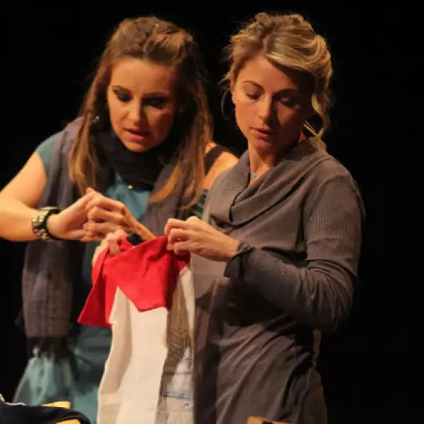 Además de participar en televisión y cine, ha tenido importantes actuaciones en obras de teatro. En `La Madriguera´lo hizo a lado de su hermana Dominika Paleta.