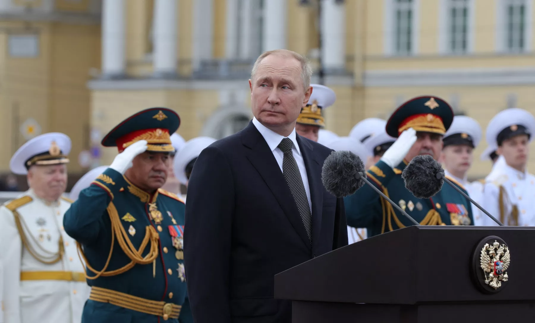 El presidente de Rusia, Vladimir Putin, asiste un desfile durante en Día de la Armada Naval en san Petesburgo, Rusia. 