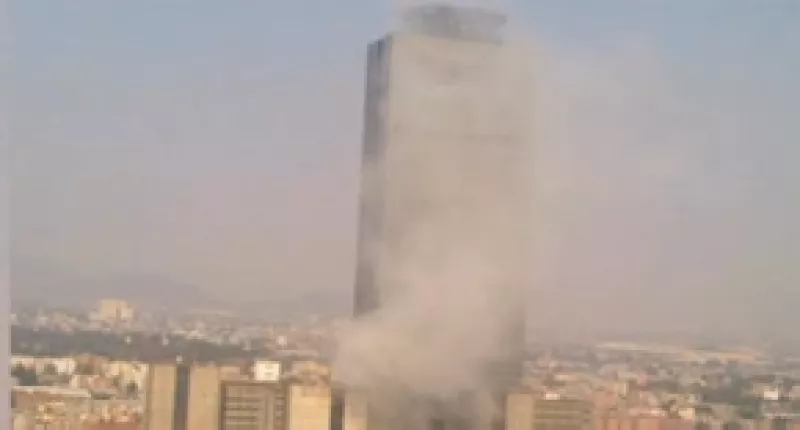 Según los primeros reportes, una falla en una instalación eléctrica habría causado una fuerte explosión que dejó varios heridos.