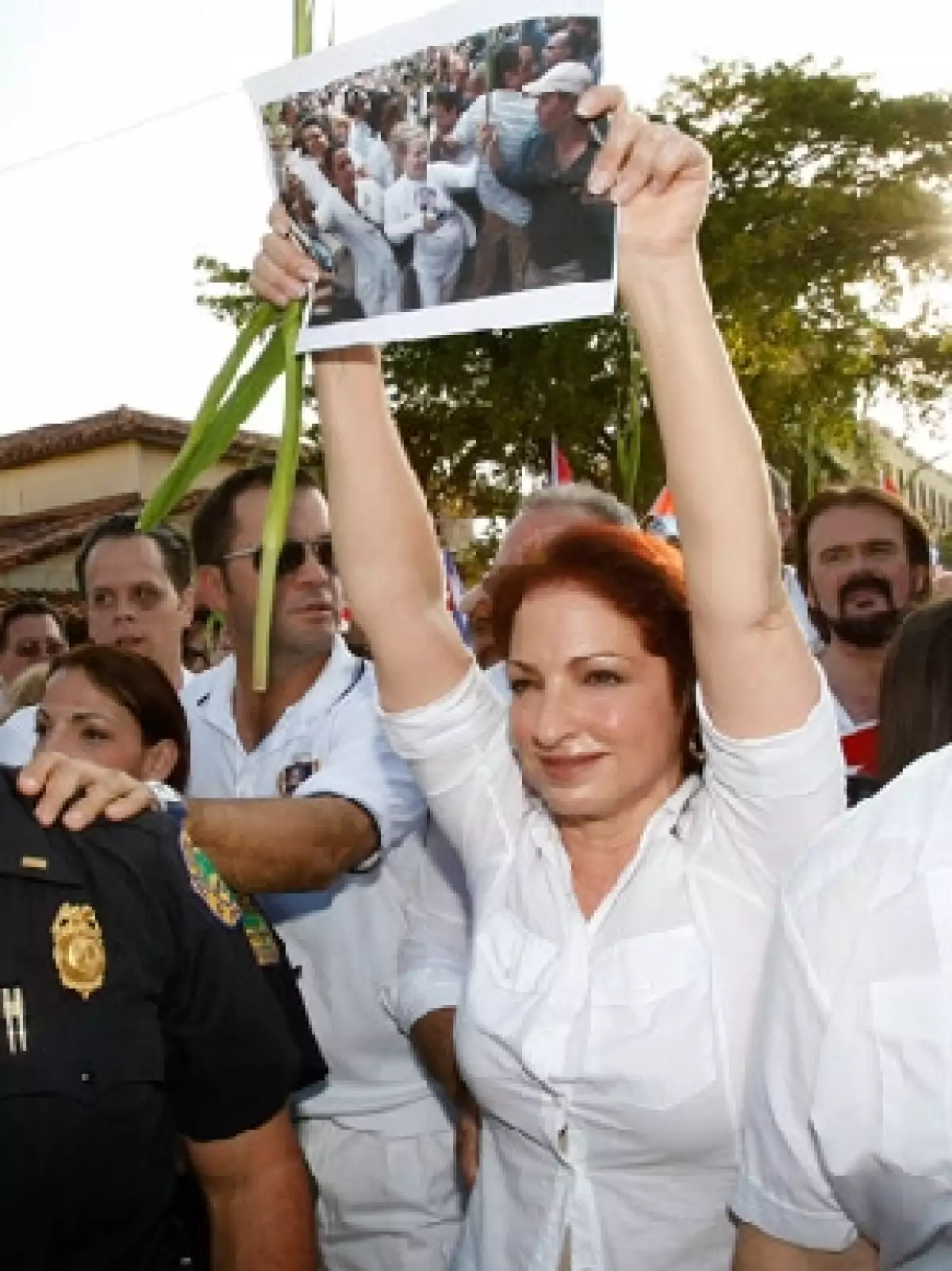 La cantante encabezó la manifestación que se llevó a cabo en la Pequeña Habana, en Miami.