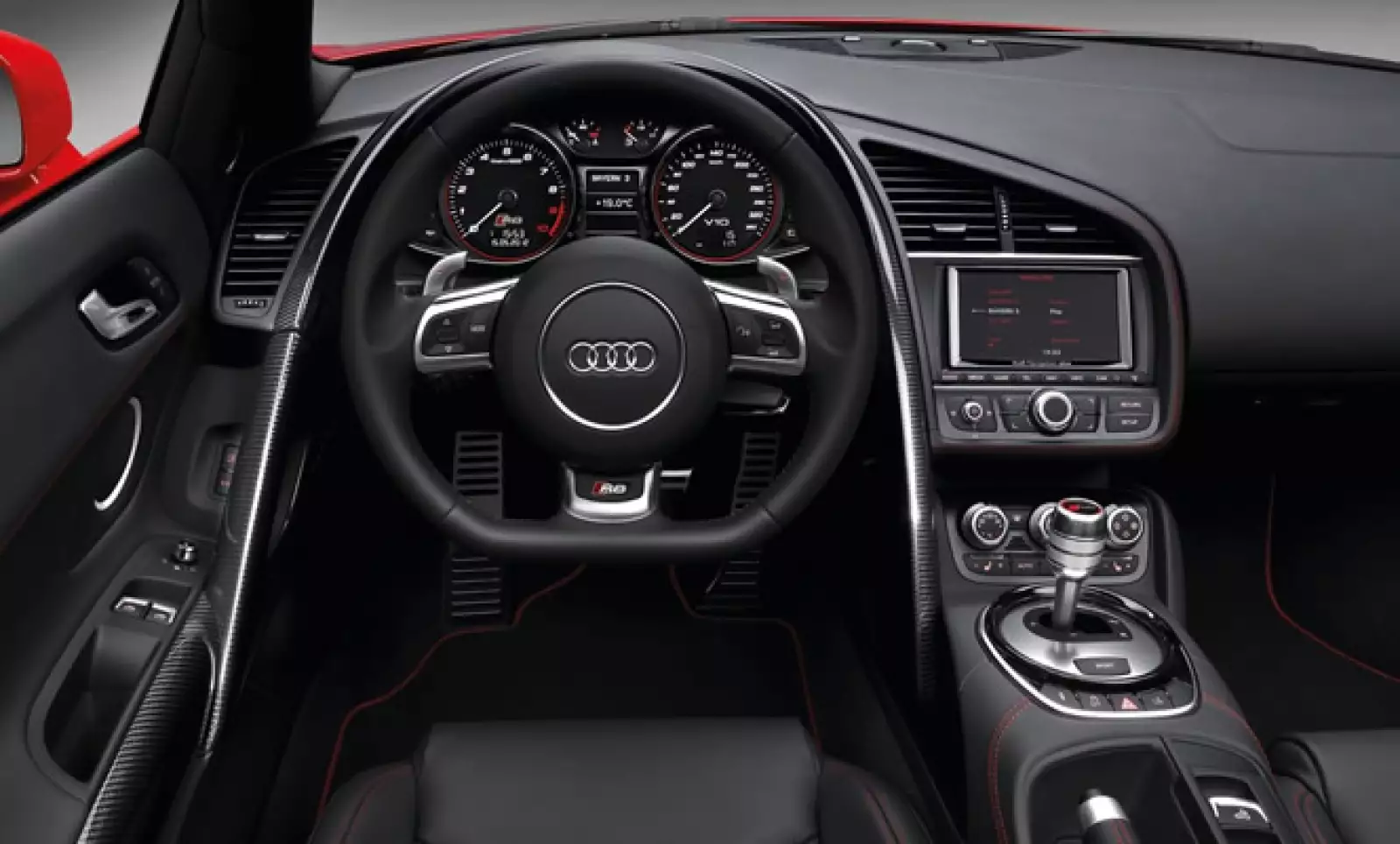 Dentro del habitáculo el modelo se ofrece con diferentes materiales que le otorgan un look deportivo. Hay molduras cromadas, apliques en carbono y asientos revestidos en cuero y alcántara.