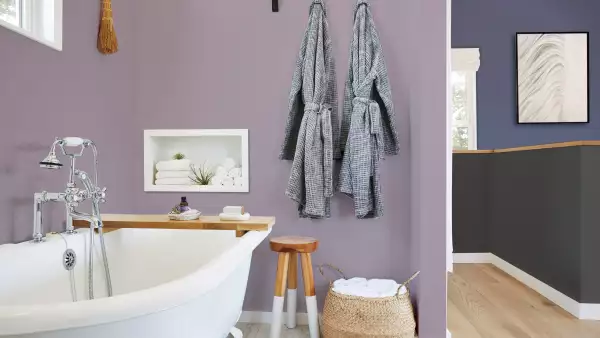 Baño con un muro pintado de Moly, el color del año 2023 de Comex