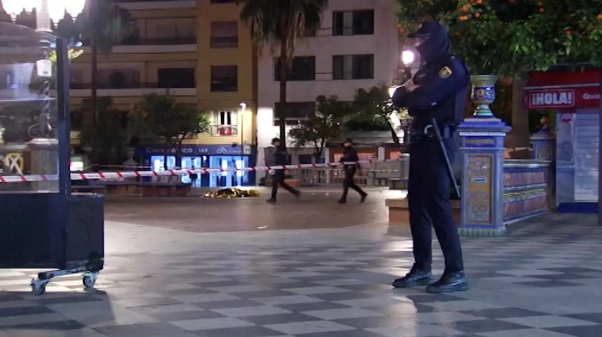 Un oficial de policía hace guardia en la escena de un apuñalamiento en una iglesia en Algeciras, España, el 25 de enero de 2023 en esta captura de pantalla de un video.