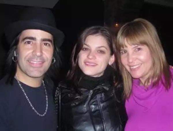 Alex, Irene Azuela, y la esposa del músico.