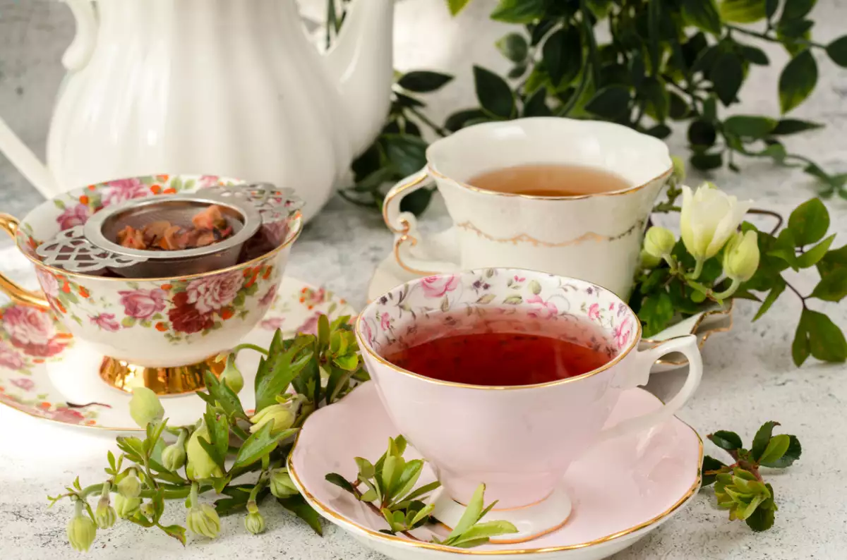 Tazas de porcelana con té 