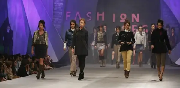 Lo que predominó en la pasarela fueron los abrigos, sacos, suéteres y pantalones.