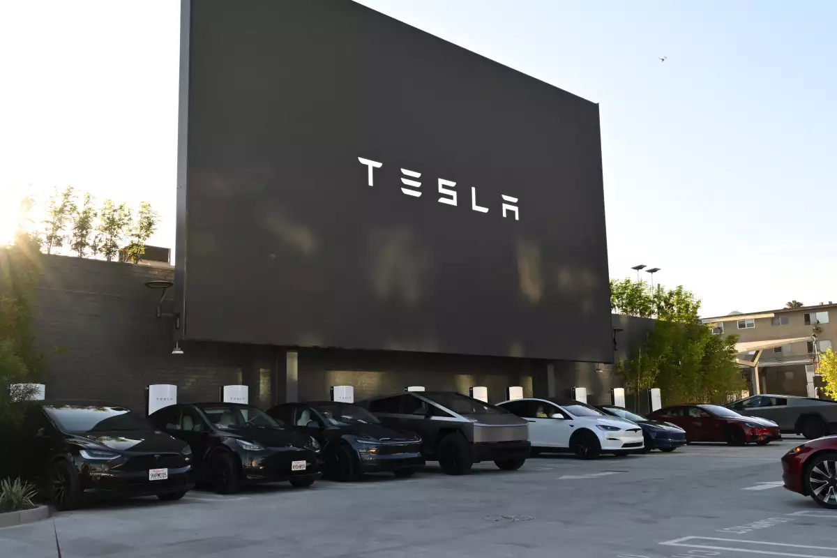Elon Musk revela que el taxi autónomo de Tesla espera aprobación para incluir la IA Grok 