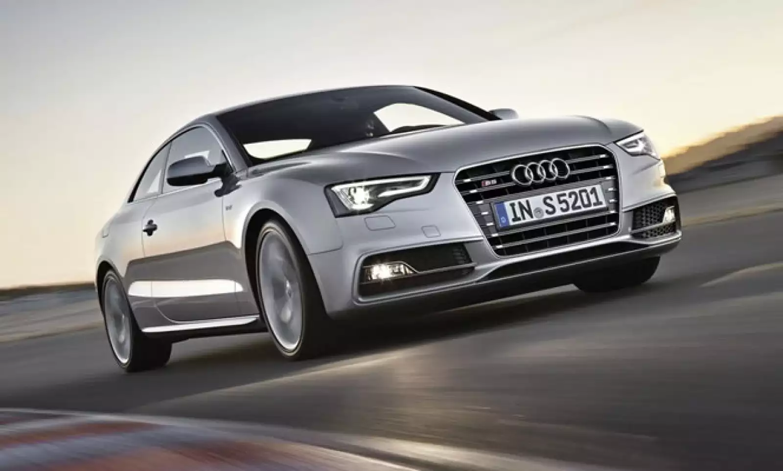 La nueva versión del modelo S5 de la armadora alemana tiene poco más de 245 caballos de fuerza y acelera de 0 a 100 kilómetros por hora en tan sólo 4.9 segundos.