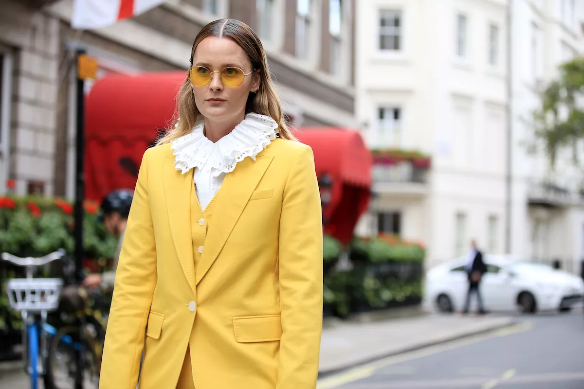 Modelo con blazer amarillo.
