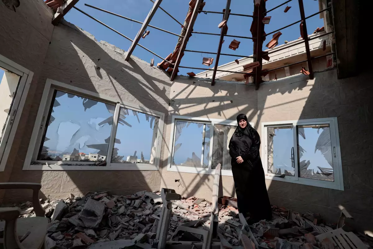 Chadia Kaddouh, se encuentra entre los escombros de su casa que fue destruida por lo que dijo que fue un bombardeo israelí, en medio de la tensión entre Israel y Hezbolá, en la ciudad sureña de Yater, Líbano, el 1 de noviembre de 2023.