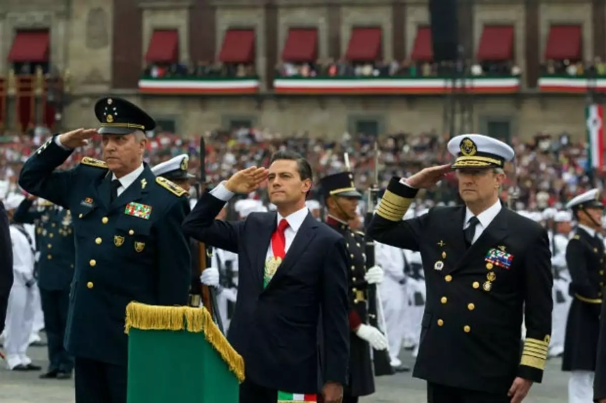 Como parte de los festejos por los 204 años de la independencia de México, el presidente, la primera dama y la menor de la familia, Regina Castro, se dejaron ver como testigos del desfile militar.