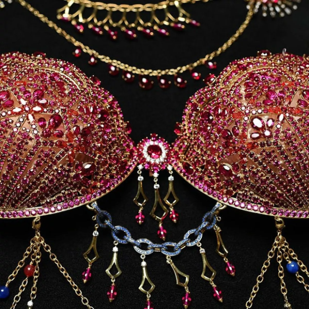 El fantasy bra de este año está compuesto de rubíes, diamantes, zafiros y uniones de oro.