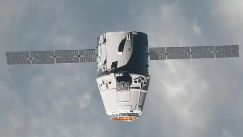 La nave espacial Dragon se dirige a la EEI