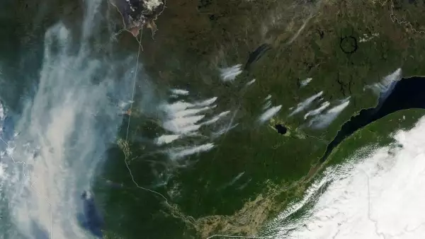 Esta imagen satelital cortesía del Observatorio de la Tierra de la NASA, tomada el 3 de junio de 2023, muestra el humo que sale de los incendios en las provincias canadienses de Quebec y Ontario.
