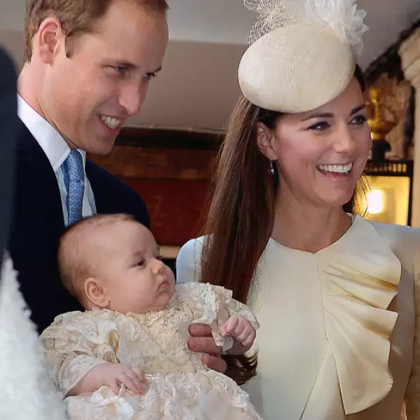 El príncipe George fue bautizado el 23 de octubre de 2013 rodeado solo por 23 invitados entre ellos sus felices papás en una exclusiva misa en el palacio de St. James, Canterbury.