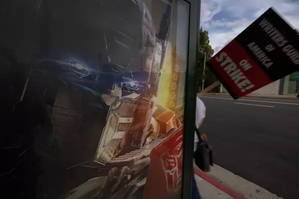 Los escritores se lanzaron a la huelga desde mayo pasado. 