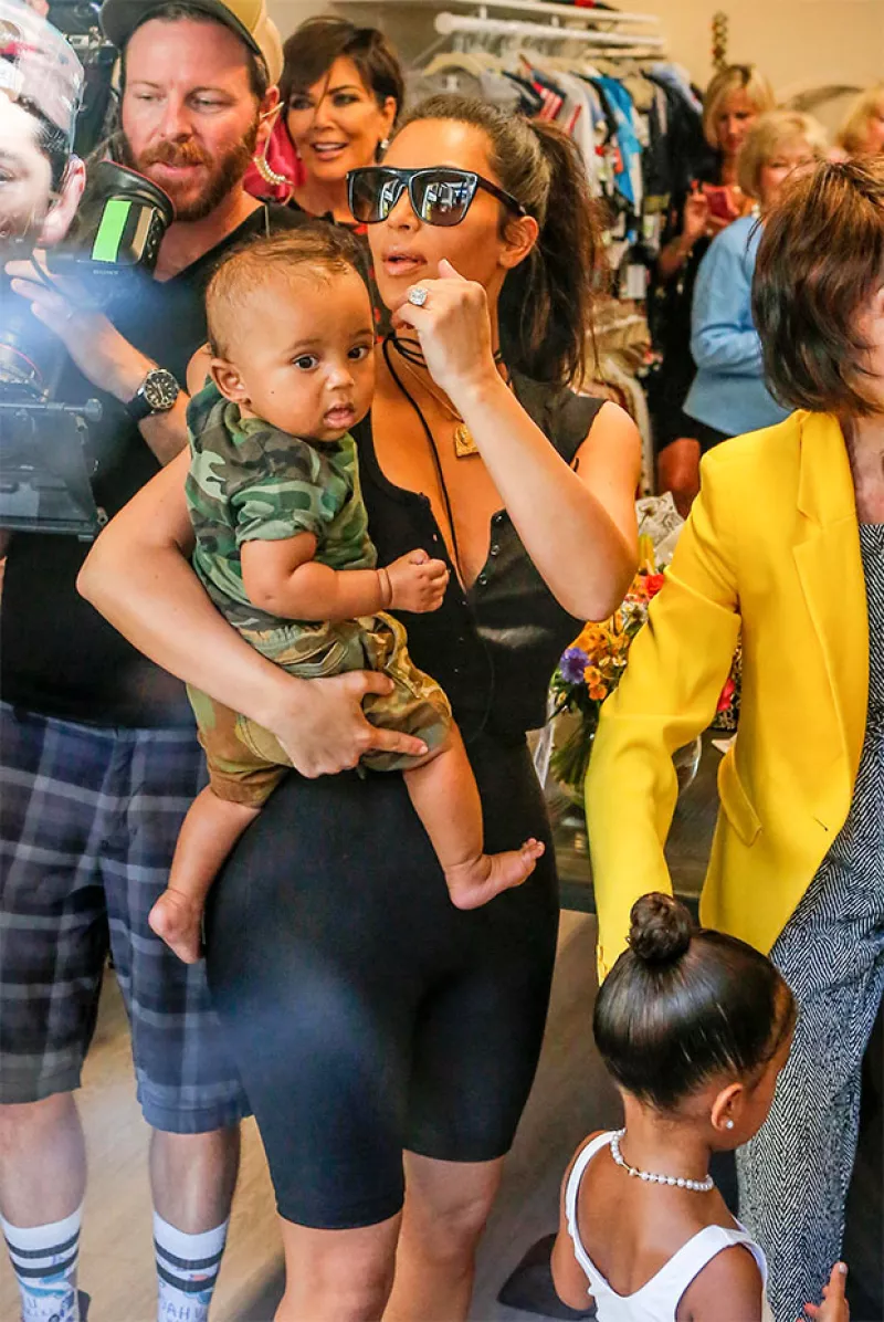 Como pocas veces, paparazzi captaron al bebé en brazos de su mamá, dejando ver lo grande que se ha puesto.