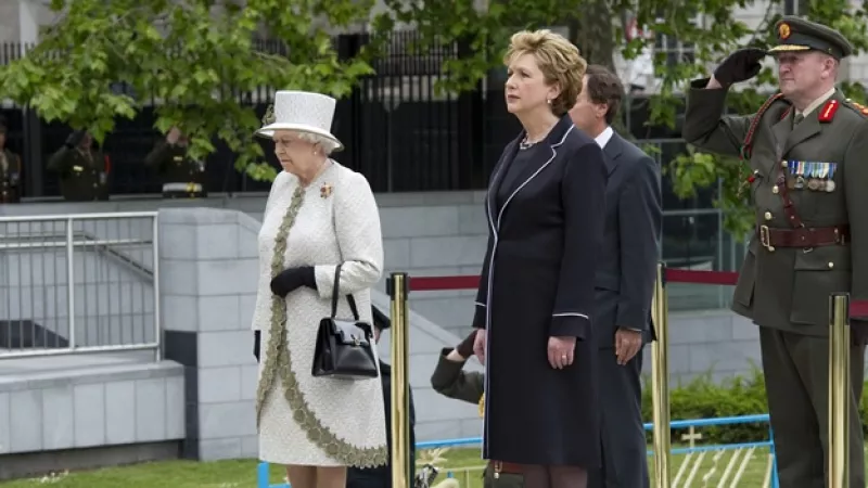 reina isabel deposita ofrenda floral