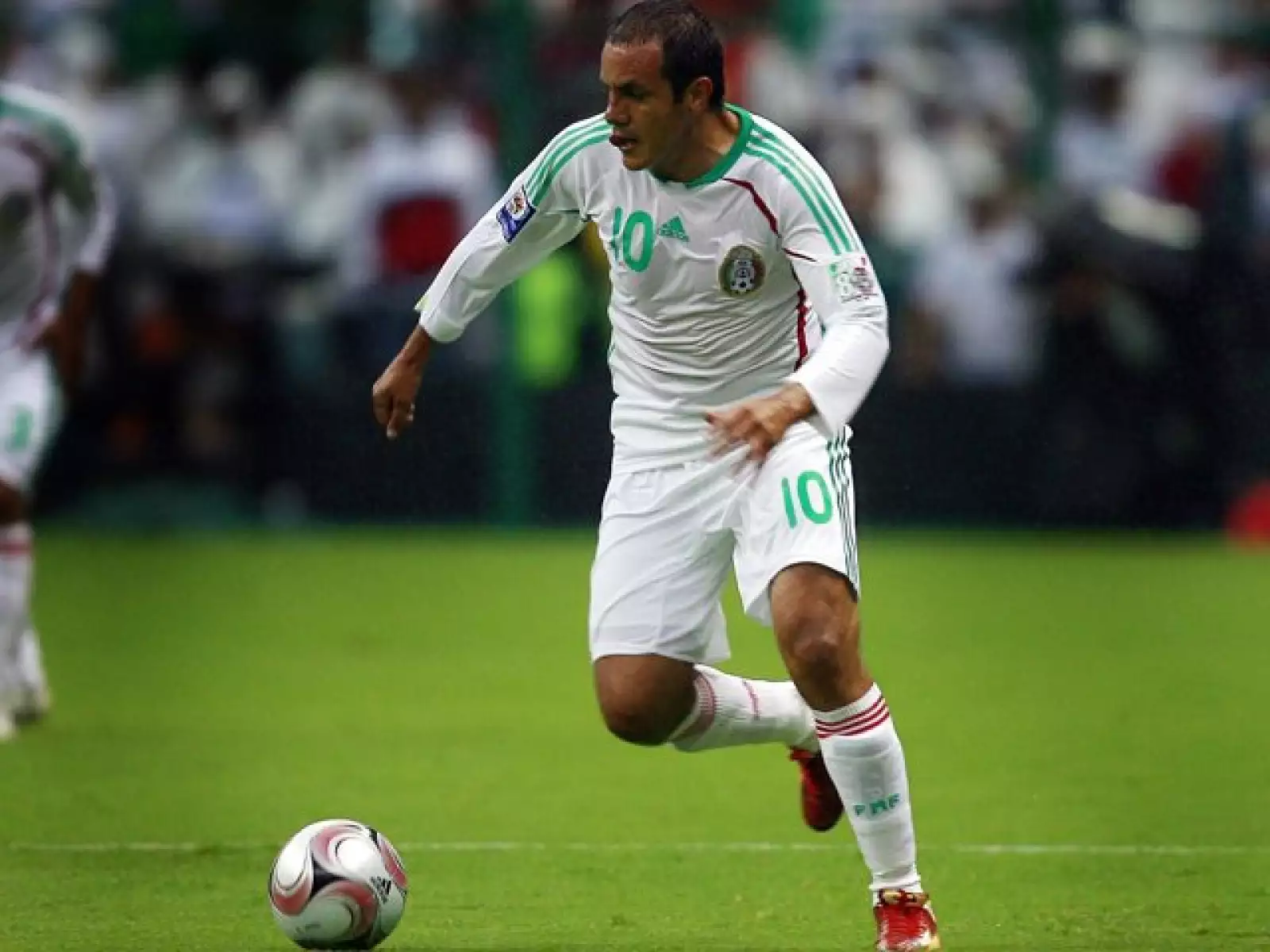 El polémico Cuauhtémoc Blanco impresiona por su técnica en cada juego, pero además también lo hace por ese par de piernas.