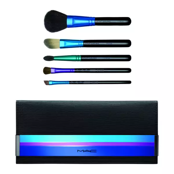 ¿Estás buscando las mejores brochas? MAC Cosmetics presenta el Holiday Brush Kit Enchanted Eve Basic, que incluye cinco brochas distintas para un maquillaje perfecto. maccosmetics.com.mx. 1,150 pesos.