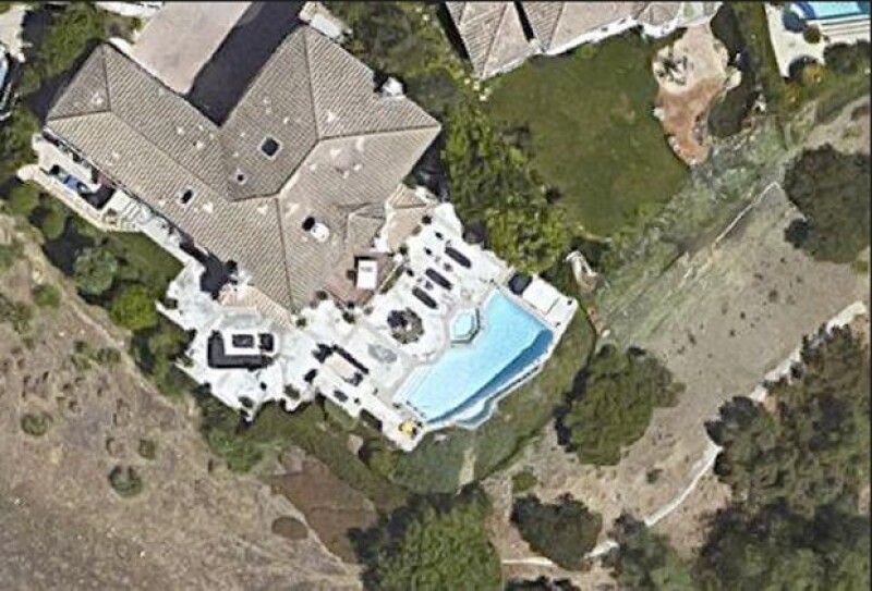La casa está ubicada en una exclusivo fraccionamiento que cuenta con seguridad las 24 horas del dia.