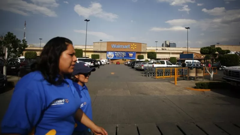 empleados de walmart afuera de una tienda