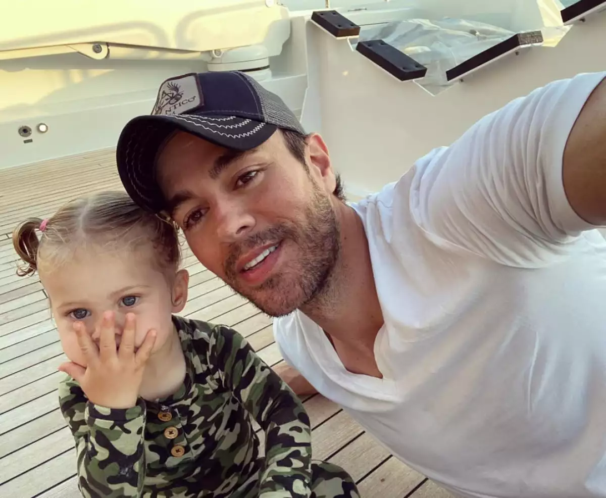 enrique-iglesias-con-su-hija-mary.jpg