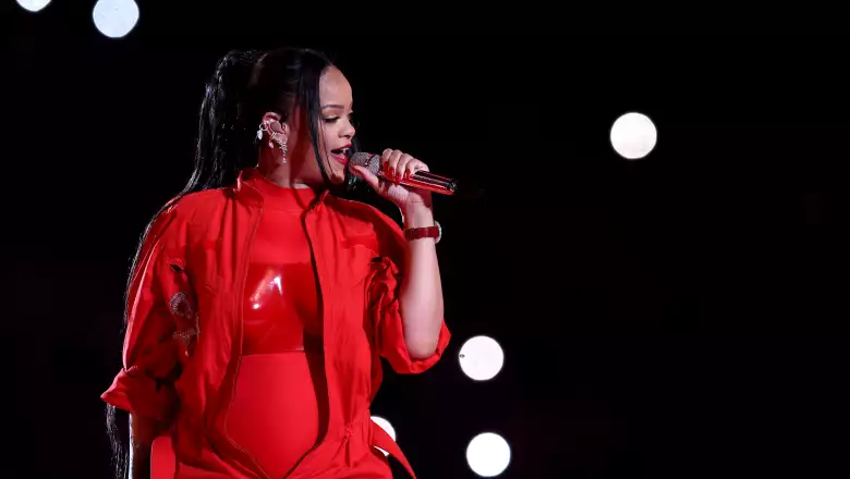 Rihanna nos envió claves para revelar su embarazo en el Super Bowl