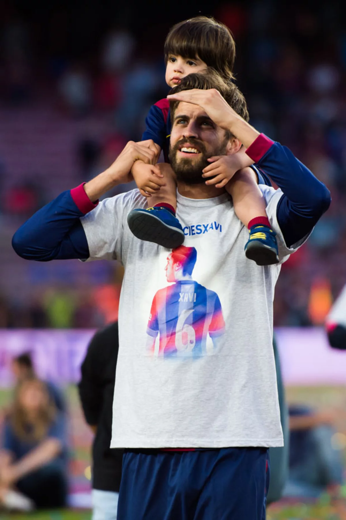 Si bien la atención se ha centrado en el recién llegado Sasha, es ahora que su hermano mayor abarca los reflectores al celebrar la victoria de su padre en el Barça.
