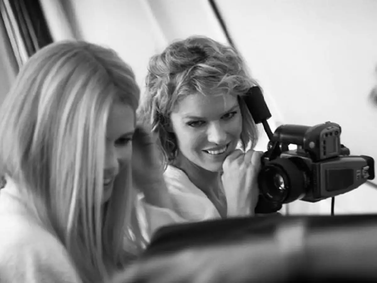 Claudia Schiffer, Eva Herzigova, Naomi Campbell, Noah Mills, Fernando Fernandes y Tyson Ballou protagonizan la nueva y sexy campaña de la marca. Ve aquí el video y fotografías detrás de cámaras.