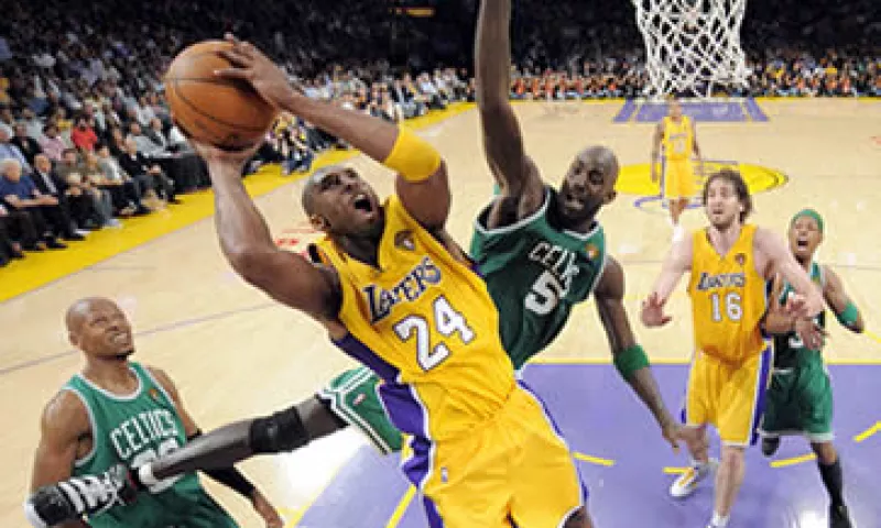 El equipo de los Celtics de Boston fue vendido por 380 mdd a un grupo encabezado por Steve Pagliuca de Bain Capital. (Foto: AP)