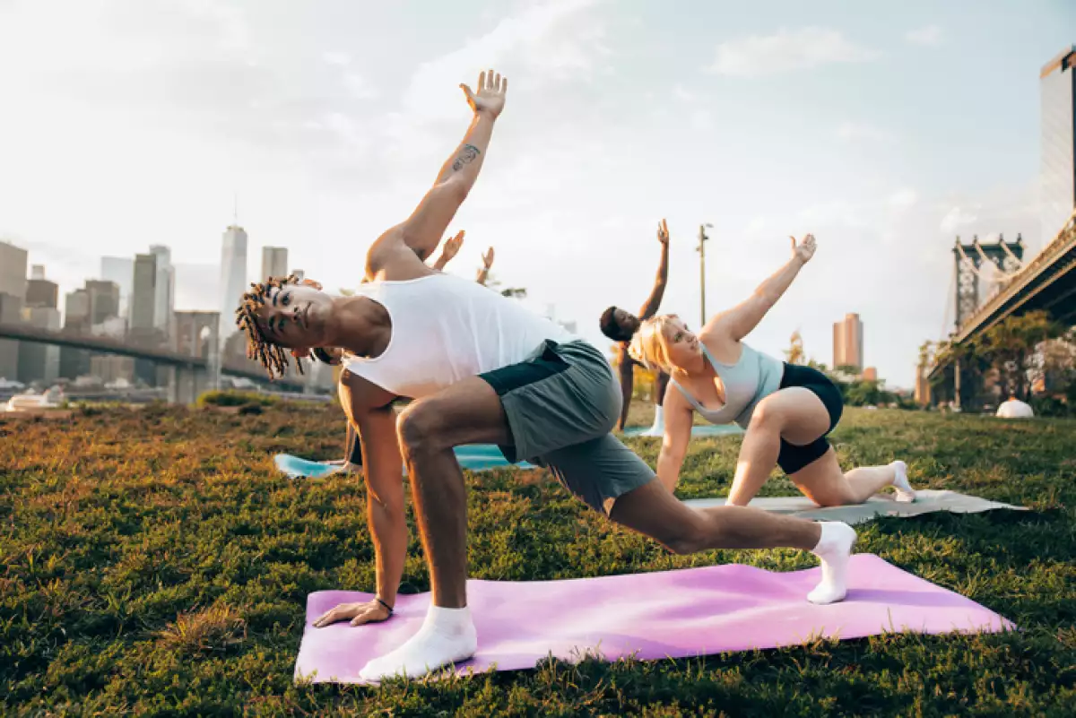 Grupo de personas en una clase de yoga en Nueva York al aire libre.