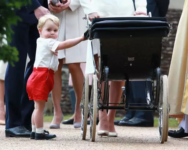 Los patrones de looks entre la familia real británica continúan presentes, pues la princesa Charlotte usó el mismo ropón que su hermano para su bautizo.