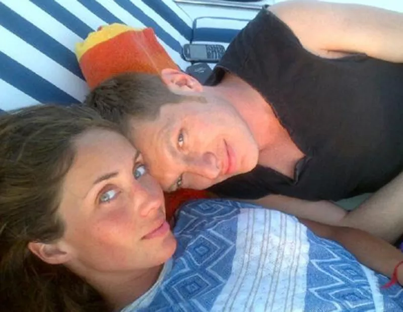 La cantante se tomó unos días de descanso y compartió varias fotos de su viaje por Twitter. La vimos presumiendo cuerpazo al lado de sus amigos.