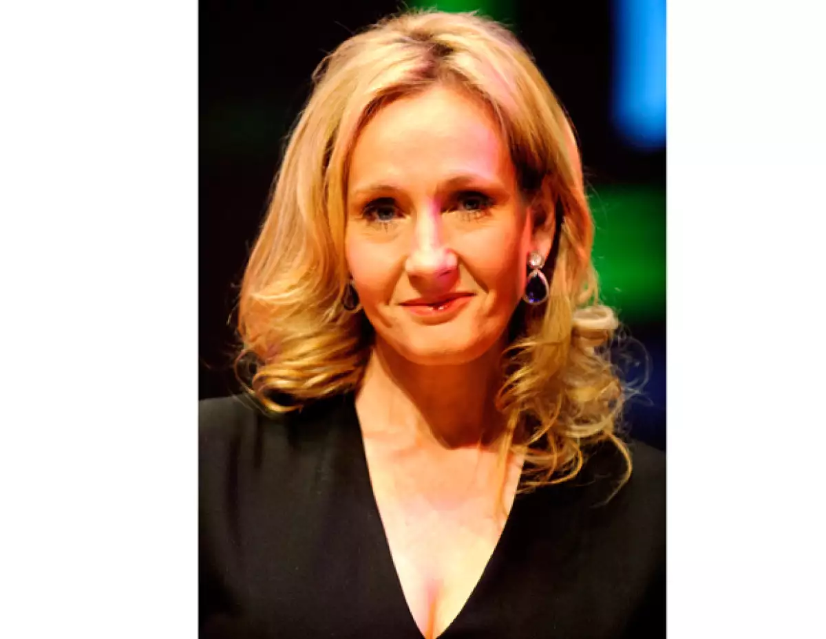 La autora británica ha puesto a la venta su casa de Edimburgo, por casi tres millones de euros, en la que escribió gran parte de los libros que la hicieron popular.