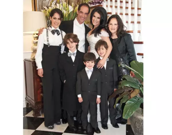 LOS MÃOS, LOS TUYOS Y... Al matrimonio Garibay Debayle le creció la familia.