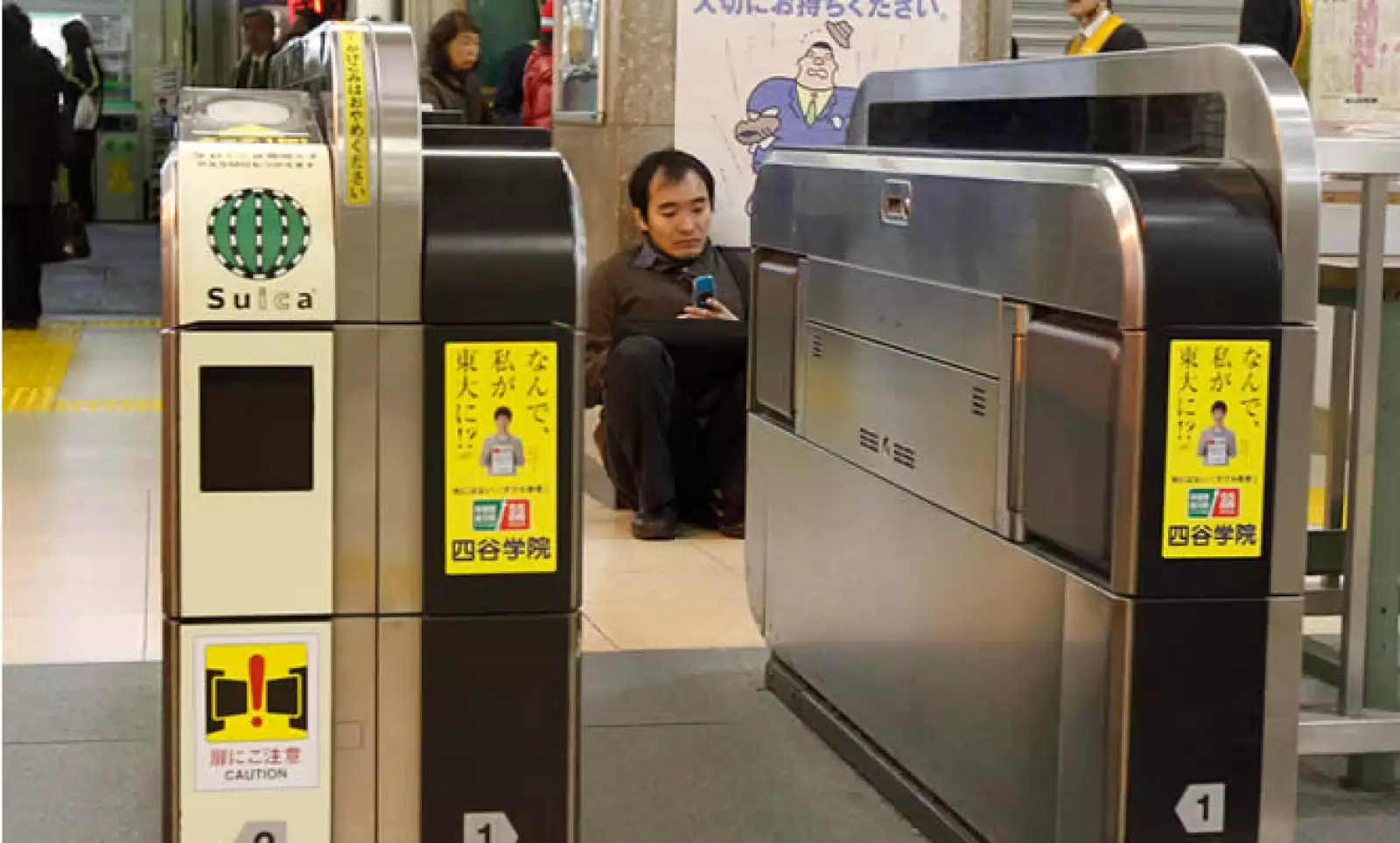 Un hombre se sienta en el suelo de una estación de trenes, luego de que los servicios de metro fueron suspendidos.