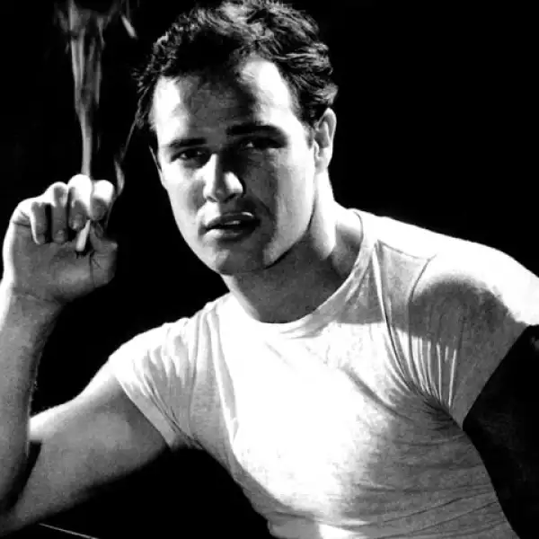 Marlon Brando murió a los 80 años en 2004, es conocido por su papel de El Padrino. Brando recibió dos premios Oscar, dos Globos de Oro y tres BAFTA. Era todo un galán en su momento.