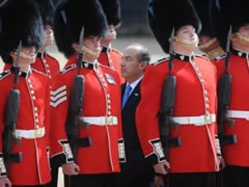 Felipe Calderón llegó este lunes a Gran Bretaña para participar en la cumbre del G20. (Foto: AP)