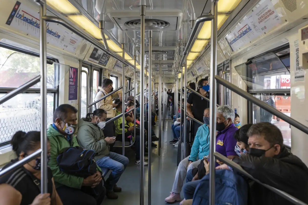Personas en el Metro de la CDMX