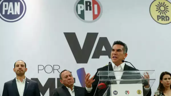 Alejandro Moreno en conferencia de Va por México