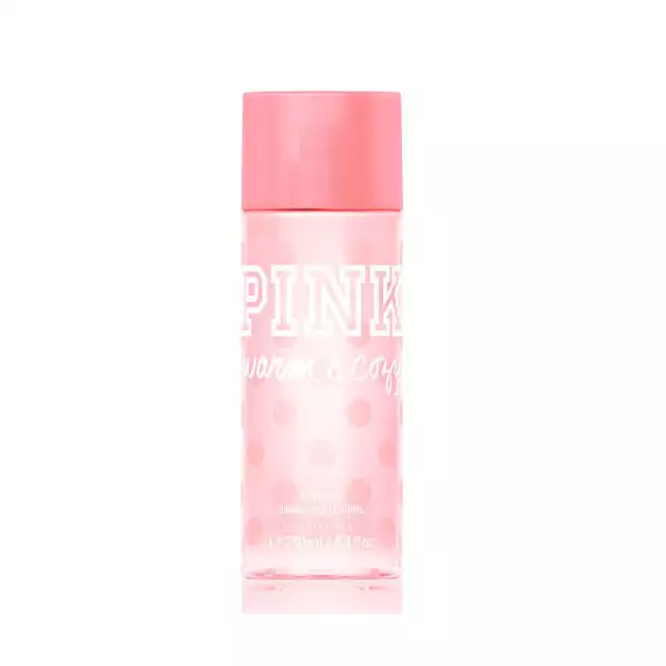 Este body splash de Victorias Secret, Warm & Cozy, te mantendrá oliendo delicioso todo el día. Con vainilla, peonias y un toque de aloe, te sentirás comoda en todo momento. Victorias Secret Arcos Bosques.