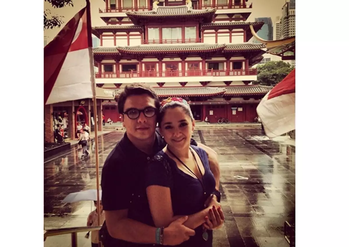 Los novios felices en el corazón de Singapur.