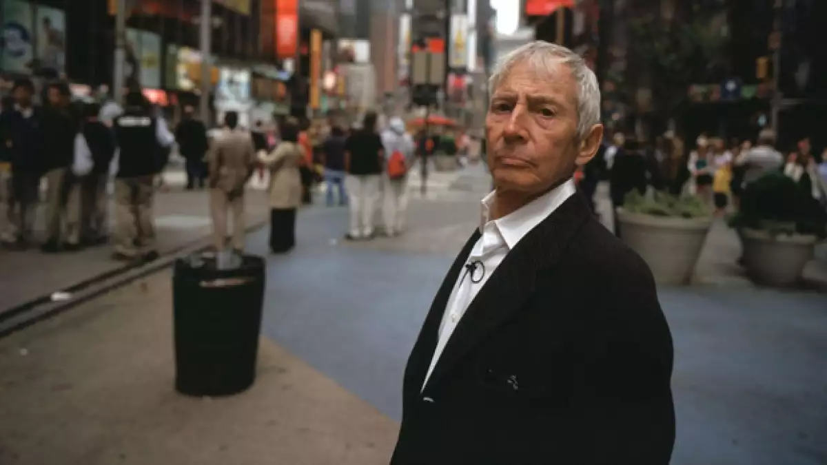 Luego de que HBO transmitiera varios capítulos sobre cómo Robert Durst estuvo involucrado en varios homicidios, éste confiesa que los había matado a todos y es detenido por las autoridades.