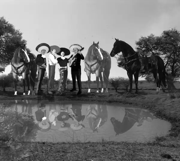 En esta escribió: Les comparto esta imagen con mis ídolos. La hice gracias a otra de mis pasiones: el Photoshop".